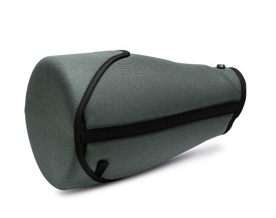 Eine passgenaue, olivgrüne Swarovski Optik SOC (Stay-on Case) Schutzhülle für ein Teleskop-Objektivmodul in der Seitenansicht vor weißem Hintergrund, versehen mit umlaufenden, schwarzen Kanteneinfassungen und Reißverschluss-Abdeckstreifen.