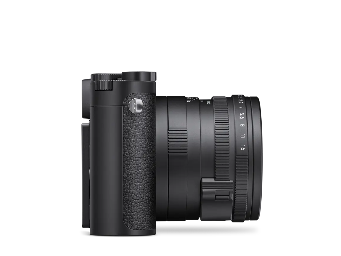 Leica Q3 Monochrom in rechter Seitenansicht mit fest integriertem Summilux 28 mm f1.7 ASPH. Objektiv