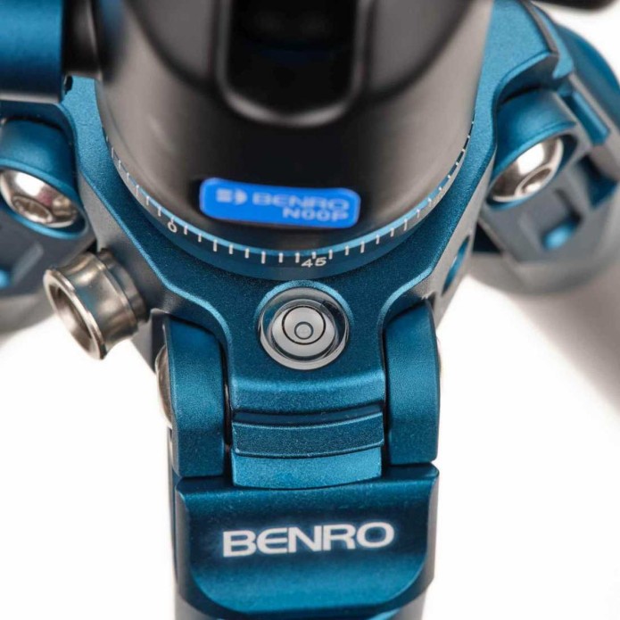 Nahaufnahme eines blauen Benro-Stativkopfs mit integrierter Wasserwaage, Gradskala und mehreren Bedienelementen.