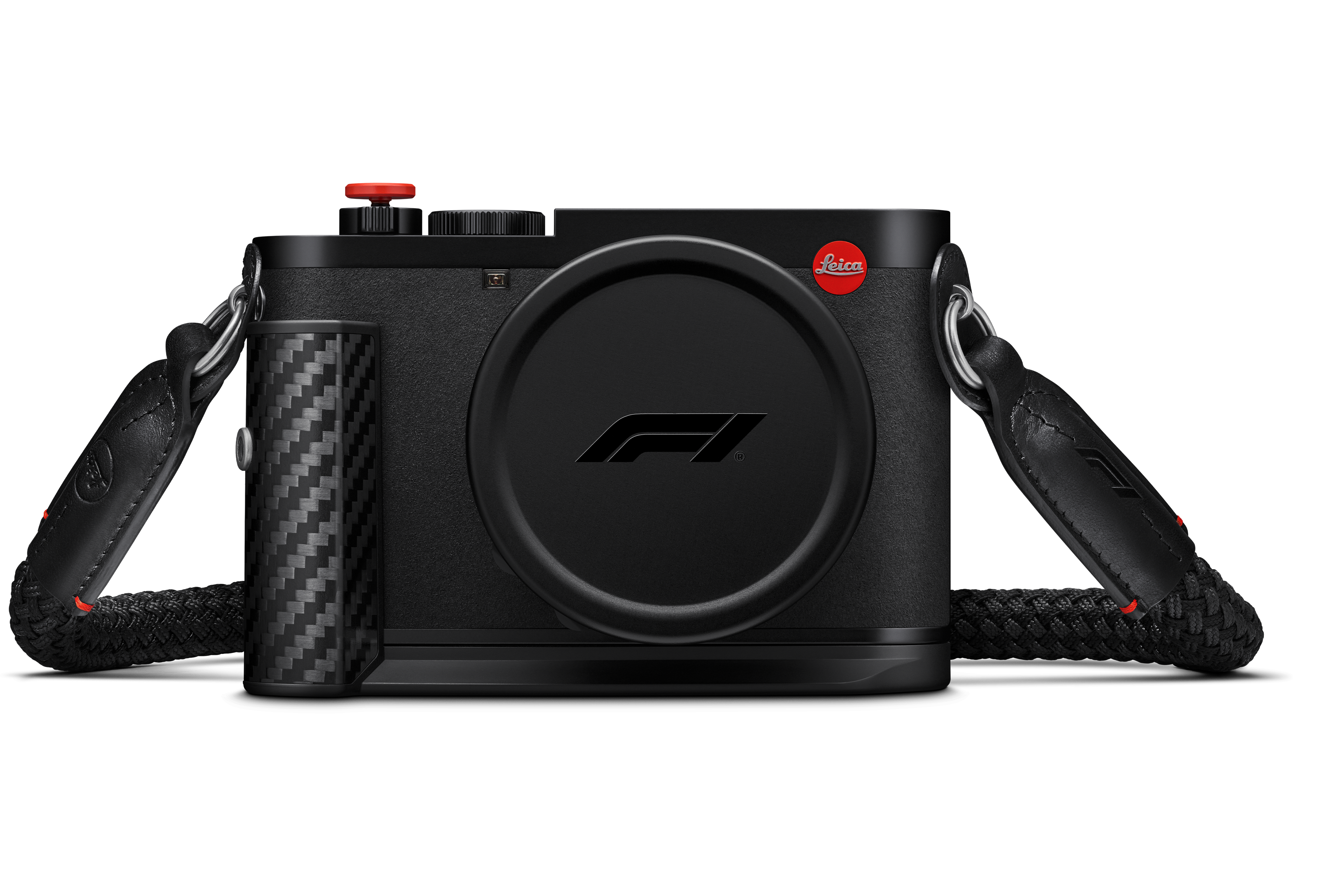 Leica Q3 43 F1 Sonderedition von vorne mit schwarzem Carbon-Griff, rotem Leica-Logo, F1-Objektivdeckel und Trageriemen.