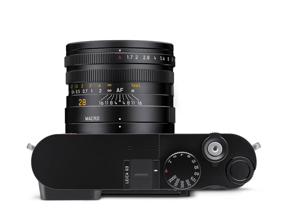 Leica Q3 mit Summilux 28 mm f1.7 ASPH. in der Draufsicht mit Einstellrdern und Objektivskalen