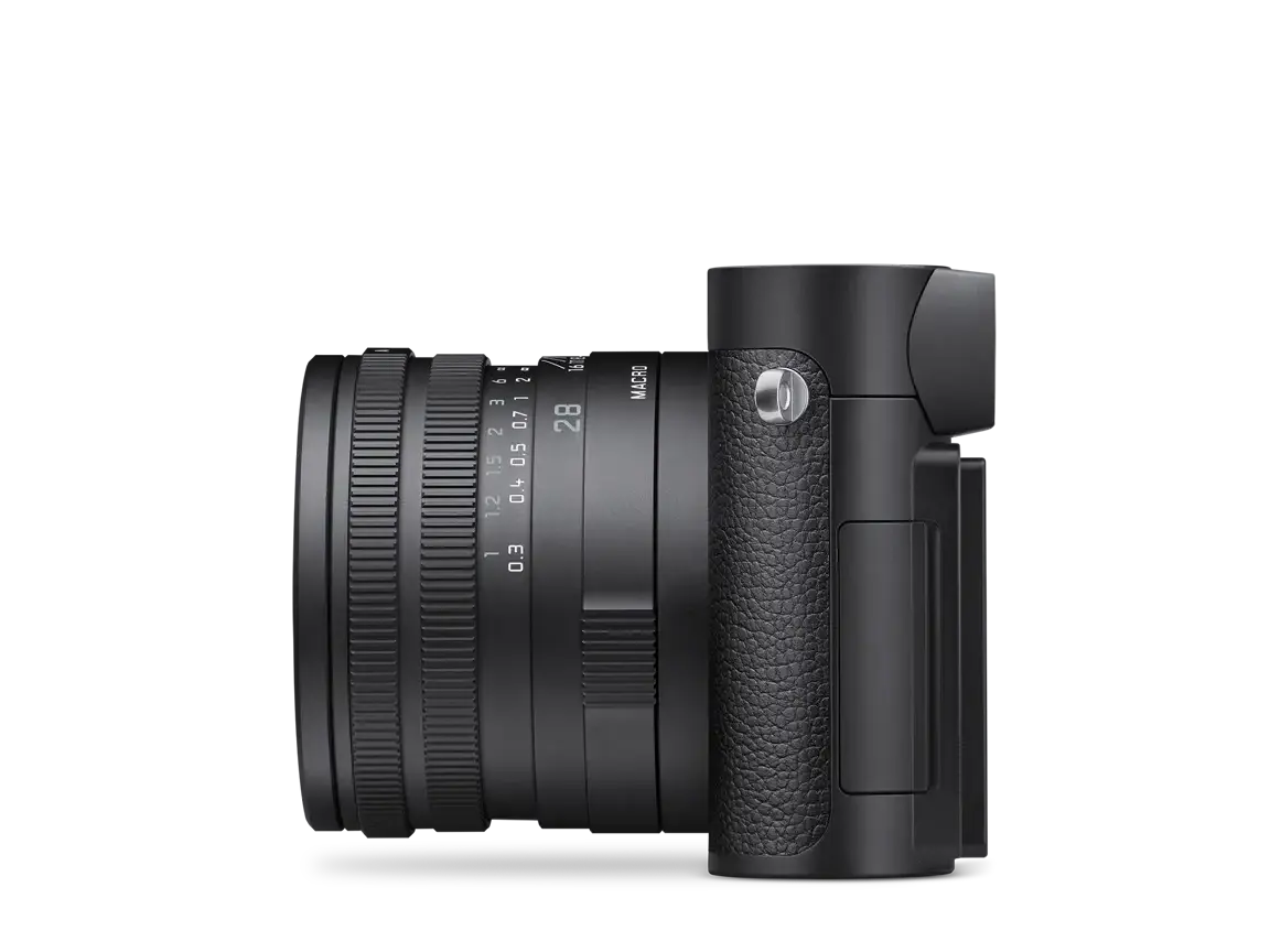 Leica Q3 Monochrom in linker Seitenansicht mit Summilux 28 mm f1.7 ASPH. und strukturiertem Griffbereich