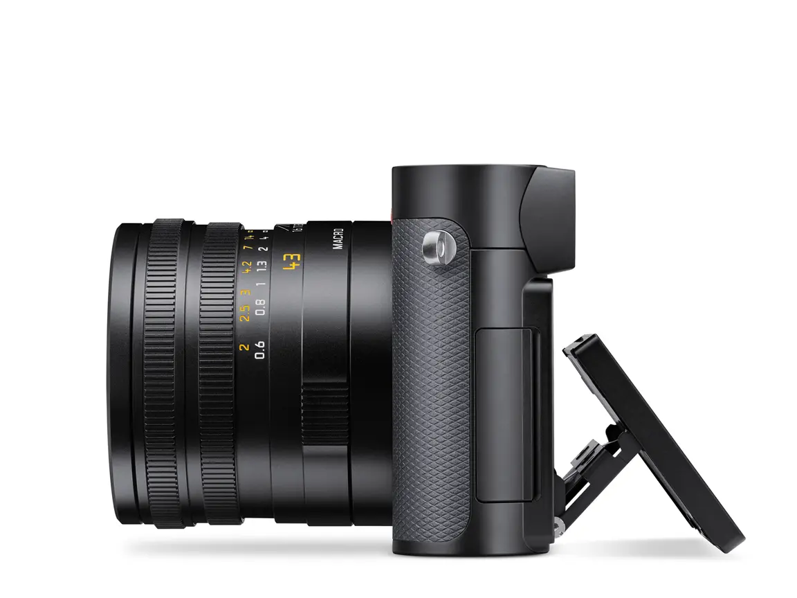 Leica Q3 43 in linker Seitenansicht mit geschlossenem Display und fest integriertem APO-Summicron 43 mm f2 ASPH. Objektiv