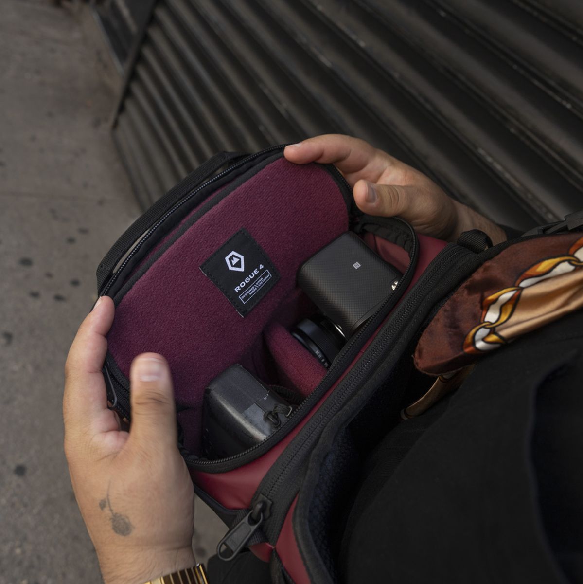 WANDRD Rogue Sling 4l Rhoone Burgundy V2 (+ Gratis WANDRD Socks)