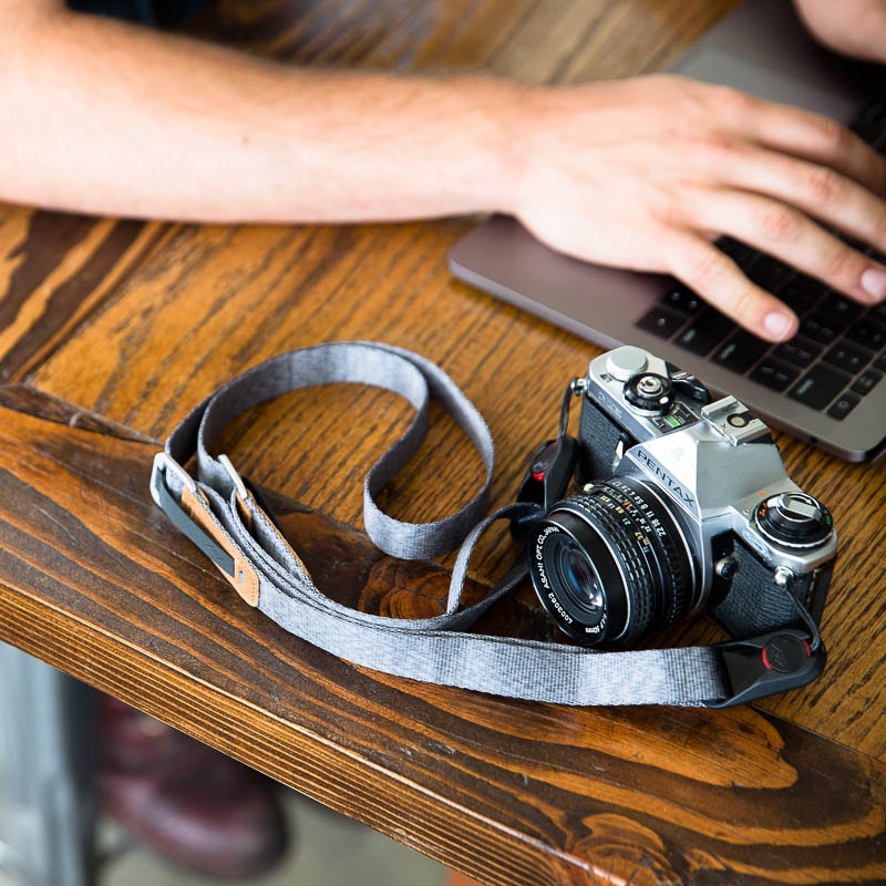 Peak Design Leash Ash – Multifunctional camera strap for mirrorless cameras, entry-level DSLRs, etc.