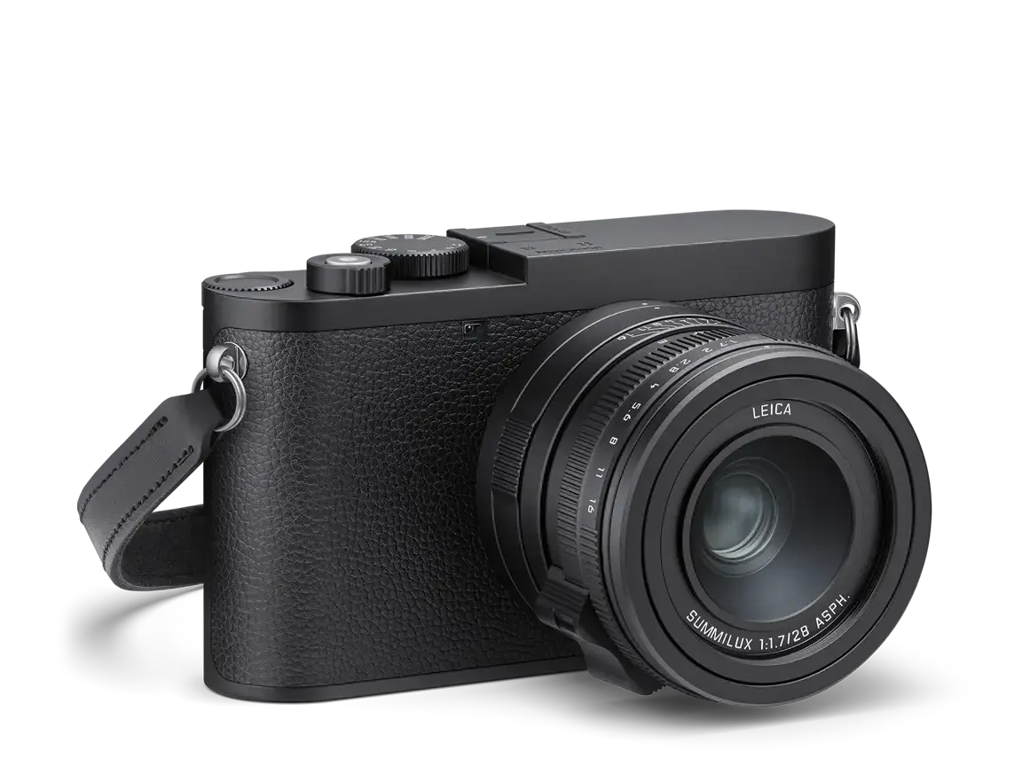 Leica Q3 Monochrom mit Summilux 28 mm f1.7 ASPH. in schrger Frontansicht mit schwarzer Belederung
