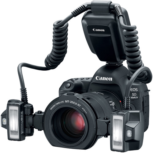 Canon MT-26EX-RT Makro Twin Lite Blitz Frontansicht auf weißem Hintergrund montiert an Kamera