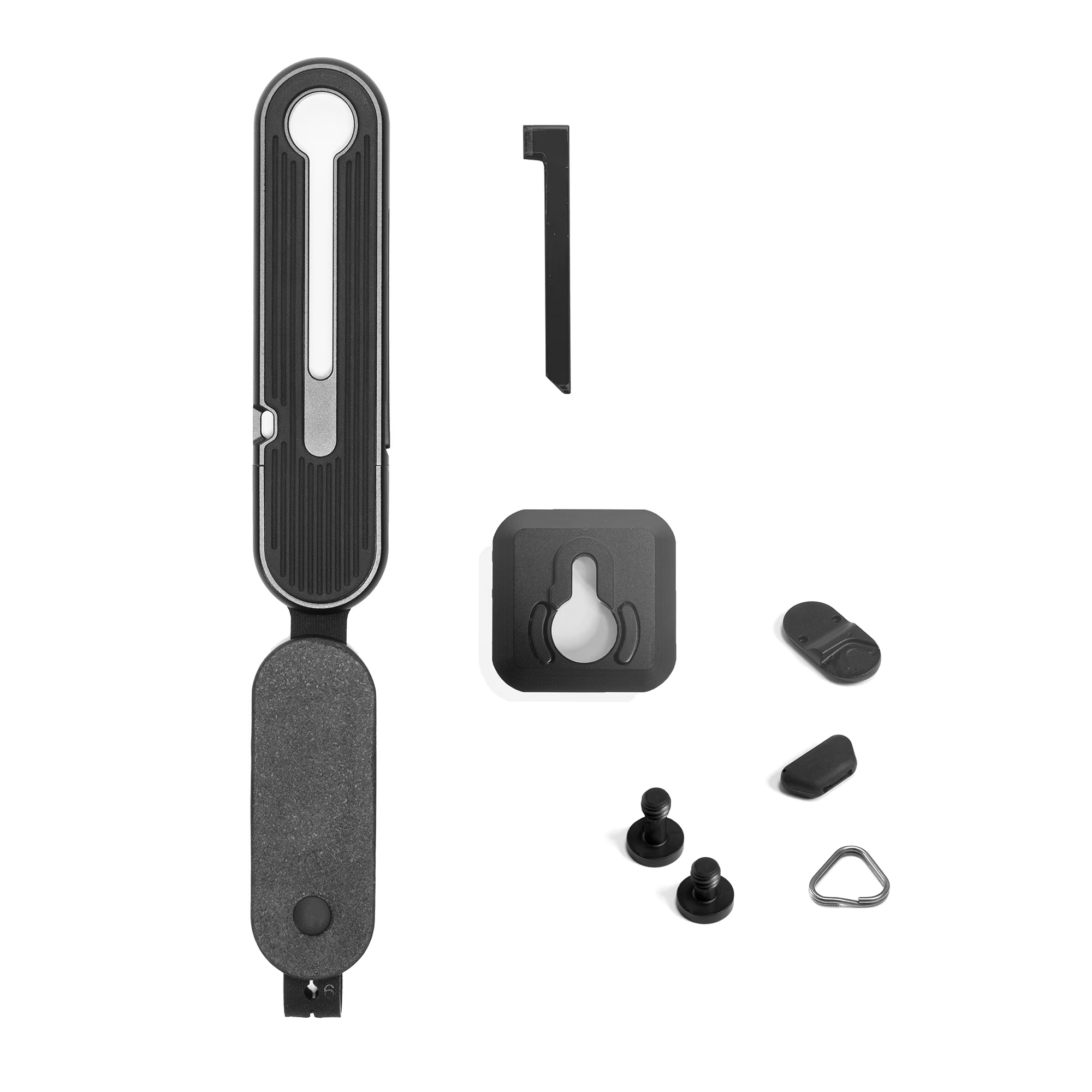 Schwarze Peak Design Micro Clutch Handschlaufe flach ausgelegt vor weißem Hintergrund mit sämtlichem Lieferumfang, darunter die Basisplatte, ein Inbusschlüssel, Befestigungsschrauben und eine Stativ-Adapterplatte.