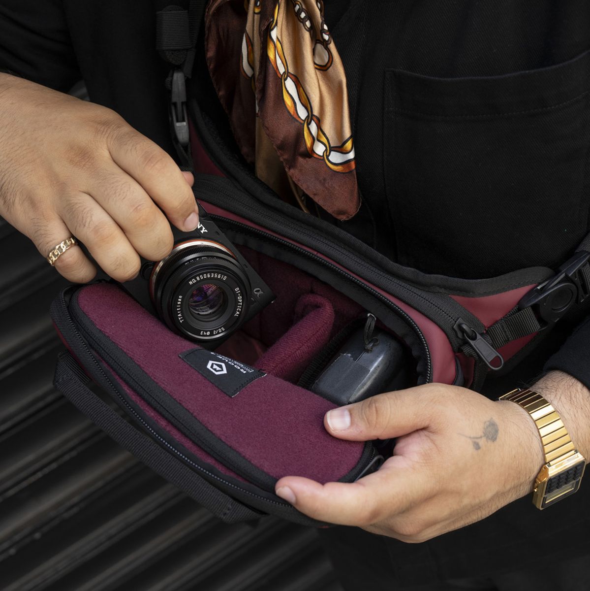 WANDRD Rogue Sling 4l Rhoone Burgundy V2 (+ Gratis WANDRD Socks)