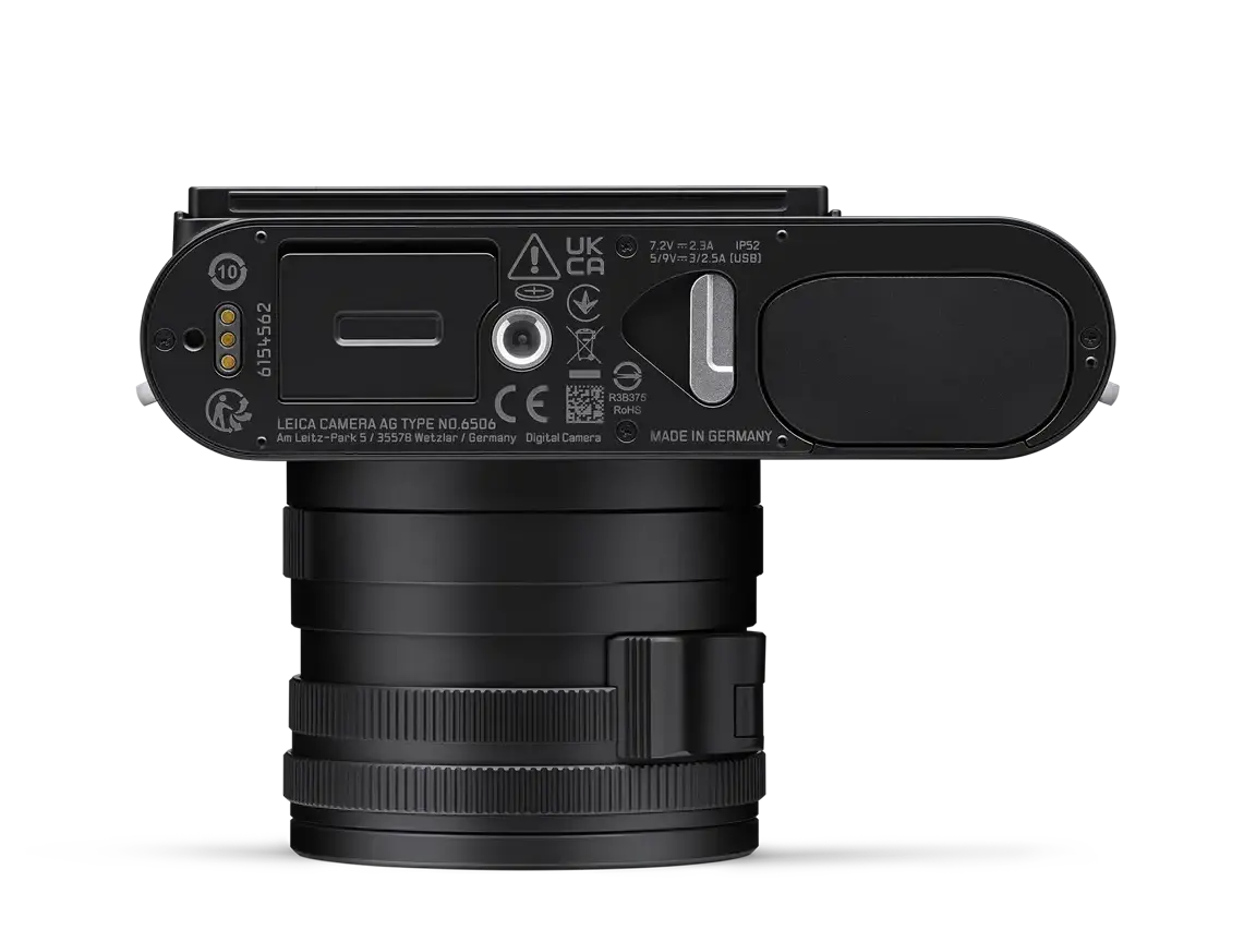 Leica Q3 Monochrom in der Ansicht von unten mit Akkufach, Stativgewinde und Kameraboden