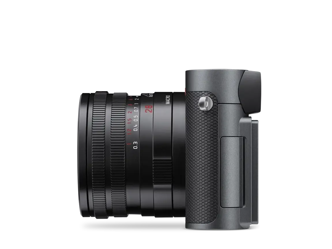 Leica Q3 Metal Grey in linker Seitenansicht mit Summilux 28 mm Objektiv und strukturiertem Griffbereich