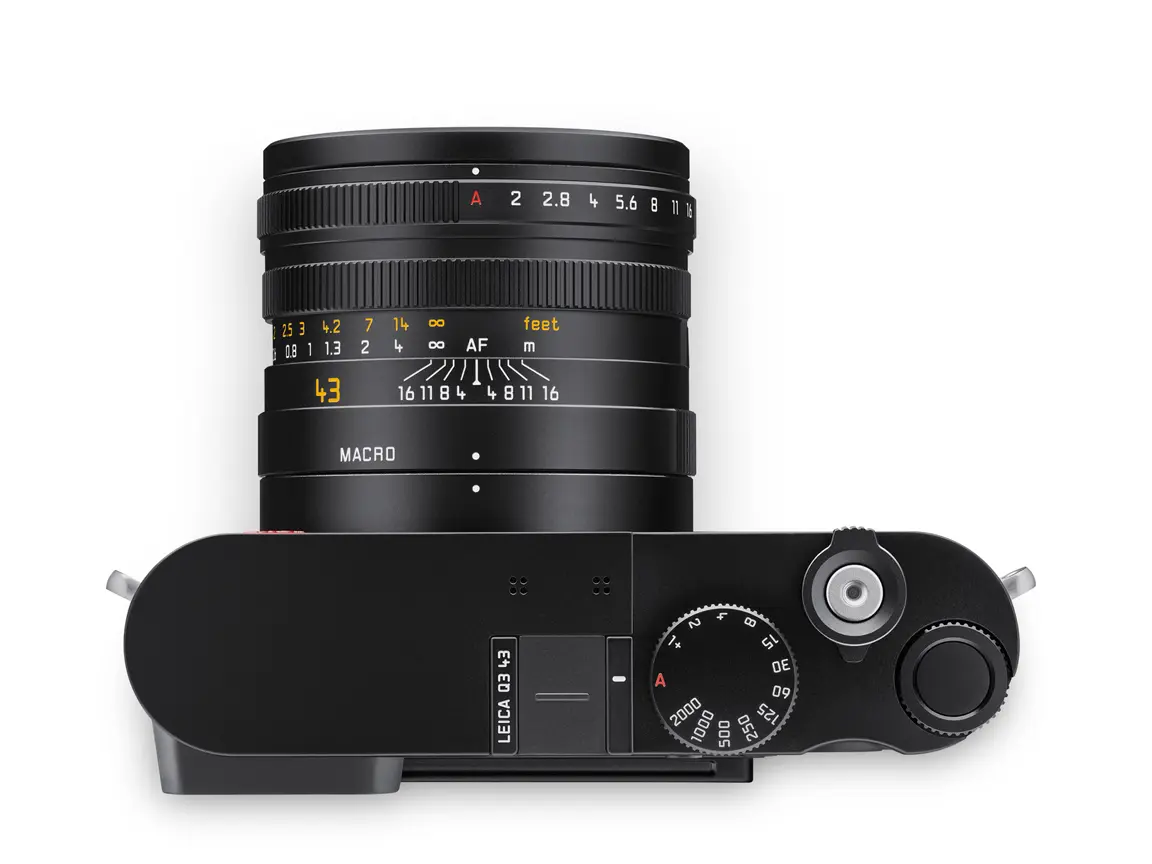 Leica Q3 43 in der Draufsicht mit Einstellrad, Auslser und sichtbarer Blenden- und Entfernungsskala des 43-mm-Objektivs