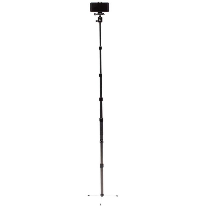Ausgezogener schwarzer Selfie-Stick mit Smartphone-Halterung und kleinen Standfüßen am unteren Ende vor weißem Hintergrund.
