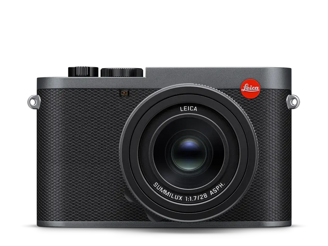 Leica Q3 Metal Grey in Frontansicht mit fest integriertem Summilux 28 mm f1.7 ASPH. Objektiv